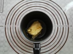 发酵黄油放入不粘锅奶锅里