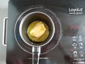 中小火加热发酵黄油，用硅胶刮刀不停的搅拌