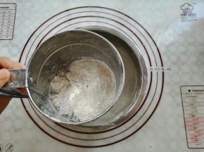 用手持粉筛把粉类混合过筛2次