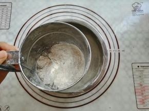 用手持粉筛把粉类混合过筛2次