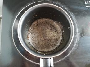 发酵黄油煮到茶色关火，用凉水进行降温