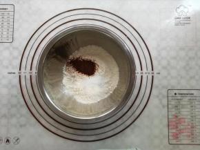 准备一个干净的盆子，倒入低筋面粉，泡打粉，红茶粉