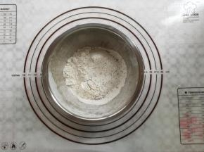 过筛好的粉放一边备用