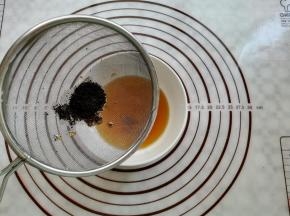 发酵黄油过滤出干净的黄油