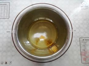 准备另一个干净的盆子，倒入蛋白，白砂糖和蜂蜜