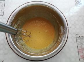 用手持打蛋器垂直于盆底沿着盆边缘顺时针搅拌面粉到顺滑状态