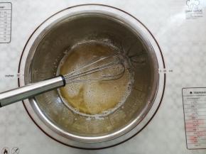 用手持打蛋器混合融化白砂糖和蜂蜜，不需要打发蛋白