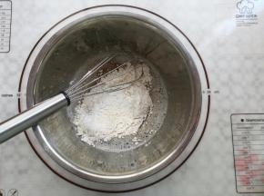 蛋白液里加入过筛好的粉