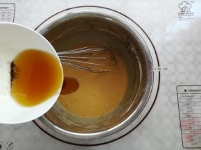 加入发酵黄油，再次同样手法混合均匀面糊