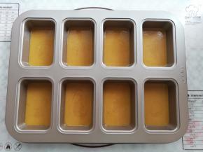 用勺子或者裱花袋把面糊均匀的装到学厨8连费南雪模具里，轻震2下模具，震掉面糊中的气泡