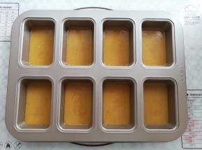 用勺子或者裱花袋把面糊均匀的装到学厨8连费南雪模具里，轻震2下模具，震掉面糊中的气泡