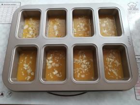 在面糊上撒上适量的杏仁片