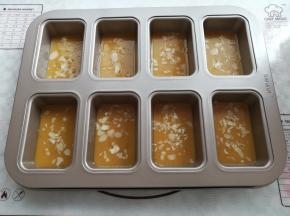 在面糊上撒上适量的杏仁片