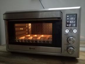 烤盘放入预热好的烤箱下层，上火135度，下火165度13分钟，不能单独调节上火的烤箱在上色后可以加盖锡纸