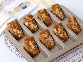 费南雪烤熟后取出脱模放凉