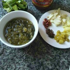 准备主料，酸菜需提前切碎浸泡