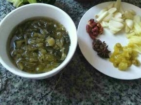 准备主料，酸菜需提前切碎浸泡