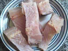 鱼块用料酒腌制十分钟