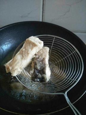 锅内入油，用厨房纸擦干鱼块，裹蛋液淀粉，炸至表皮起酥，捞出待用