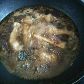 最后加足够水，煮大开，放入鱼块，水要莫过鱼块哦！期间，加入生抽，一点点料酒。开大火煮至汤汁剩一点点时加大蒜叶