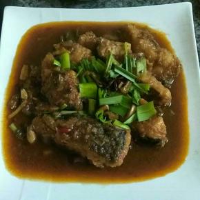 最后把鱼块摆盘，剩余汤汁倒在鱼块上面，开吃吧！好酥香呀，超级下饭