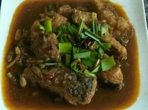 最后把鱼块摆盘，剩余汤汁倒在鱼块上面，开吃吧！好酥香呀，超级下饭