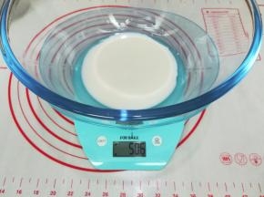 每当加入一种原材料后都要混合搅拌均匀
