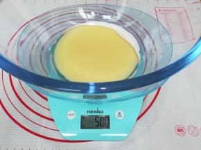 依次加入玉米油和牛奶