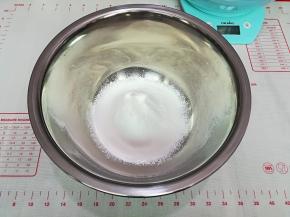 把低筋面粉过筛备用