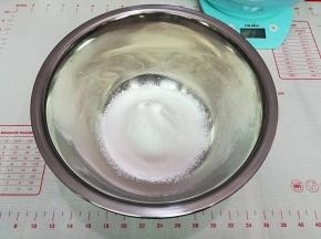 把低筋面粉过筛备用