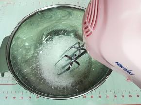 从冰箱中取出蛋白，加几滴白醋或柠檬汁打至鱼泡眼加入第一次的细砂糖
