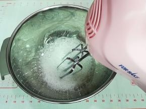 从冰箱中取出蛋白，加几滴白醋或柠檬汁打至鱼泡眼加入第一次的细砂糖