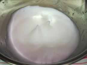 继续打发至能看到有浅浅的纹路，这时加等二次的糖