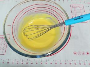 混合好的蛋黄糊放一旁备用，这时可先预热烤箱上下火170度10分钟