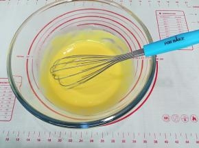 混合好的蛋黄糊放一旁备用，这时可先预热烤箱上下火170度10分钟