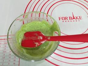 取一个小碗，挖少许蛋糕糊和抹茶粉混合均匀