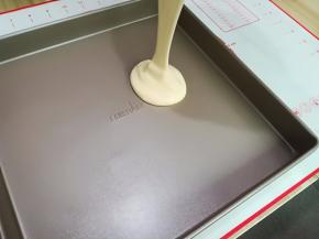 将蛋糕糊从20厘米高处倒入法焙客模具中28*28的金色烤盘，在桌面上轻轻震，震出气泡