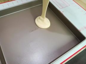 将蛋糕糊从20厘米高处倒入法焙客模具中28*28的金色烤盘，在桌面上轻轻震，震出气泡