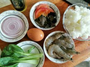 准备食材，洗干净。
有些绿蔬最好过一下热水。
虾需要煮熟。