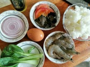 准备食材，洗干净。
有些绿蔬最好过一下热水。
虾需要煮熟。