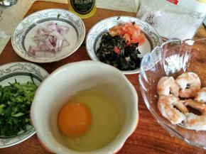 把食材切块，可以适当切碎些。虾肉也切小块。