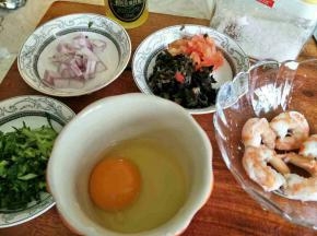 把食材切块，可以适当切碎些。虾肉也切小块。
