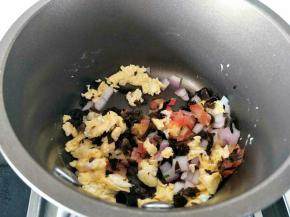 锅内倒入少量食用油，稍微加热，倒入鸡蛋液，炒散块。
倒入西红柿，洋葱，木耳，翻炒。