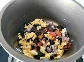 锅内倒入少量食用油，稍微加热，倒入鸡蛋液，炒散块。
倒入西红柿，洋葱，木耳，翻炒。
