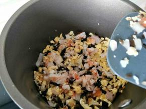 放入虾，翻炒。