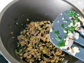 放少量食盐，青菜。翻炒到食材熟，倒入米饭，使得米饭和菜看起来是混合均匀的。