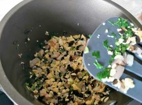 放少量食盐，青菜。翻炒到食材熟，倒入米饭，使得米饭和菜看起来是混合均匀的。