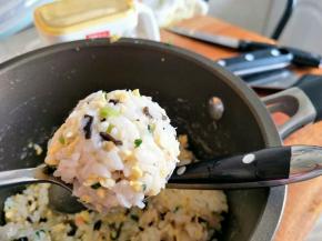 用俩个圆勺子，压出饭团，即可。
追求圆圆的，可以带食物手套捏圆，饭团更紧实，更美。