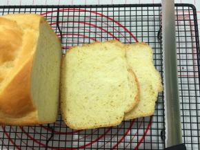 提前先烤一个一键式面包或是有事先准备的吐司都可以