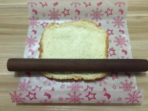 用油纸铺垫着，用擀面杖把吐司片擀薄一点